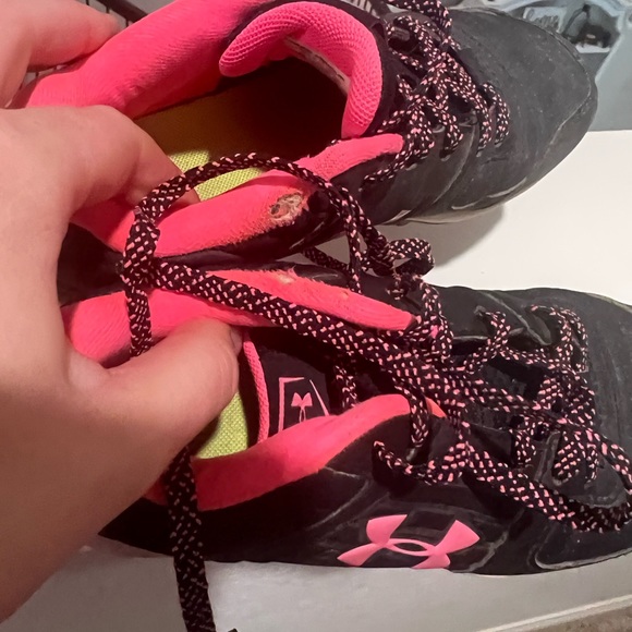 Girls under armour cleats - Picture 4 of 6